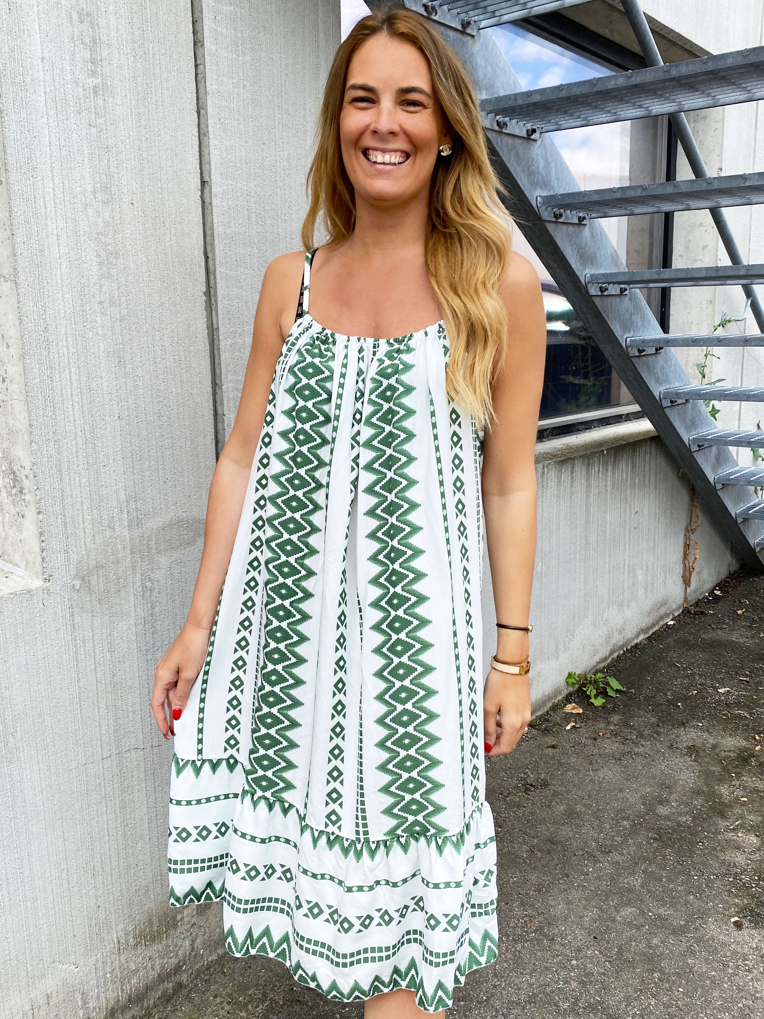 Ellie Summer - Vit klänning med färgat mönster